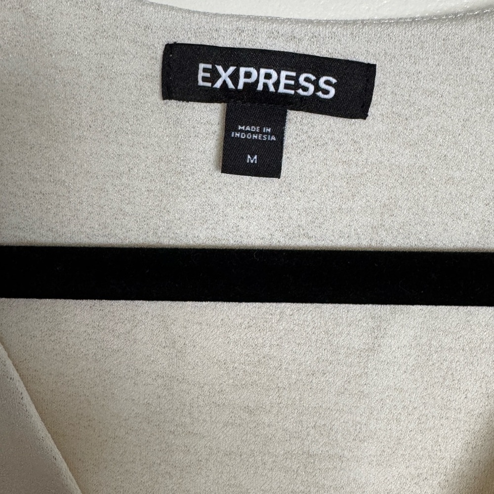 EXPRESS Relaxed V-Neck Ruched
Tee (cream) - Picture 4 of 4